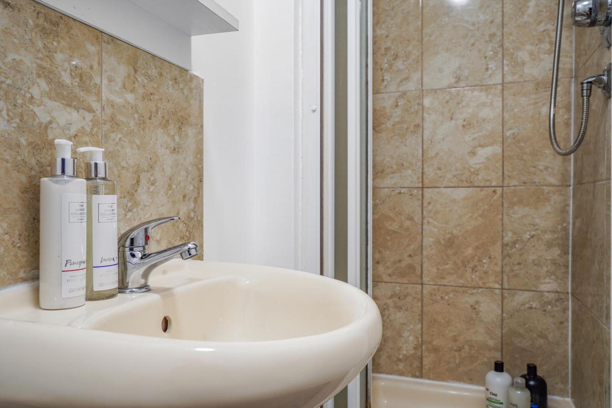 Station & Shops 3Min Walk I Heathrow 15 Mins I X2 Ensuites I Parking X2 Langley Marish Exterior foto